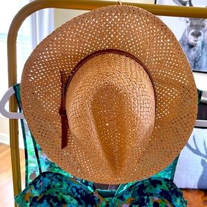 Perfect sun hat to take on your upcoming vacation or beach days!
